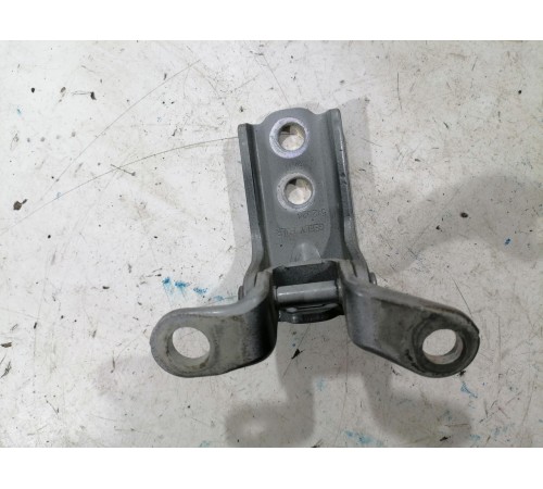 Петля двери передняя левая верхняя