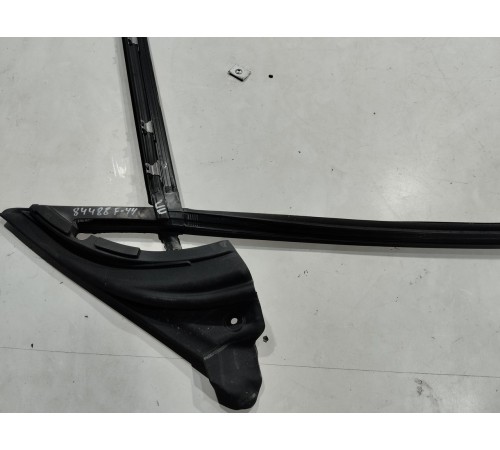 Уплотнитель стекла (передний правый внутренний)