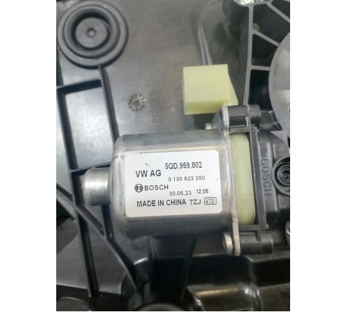 Стеклоподьемник задний левый с моторчиком