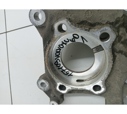 Кулак поворотный передний левый