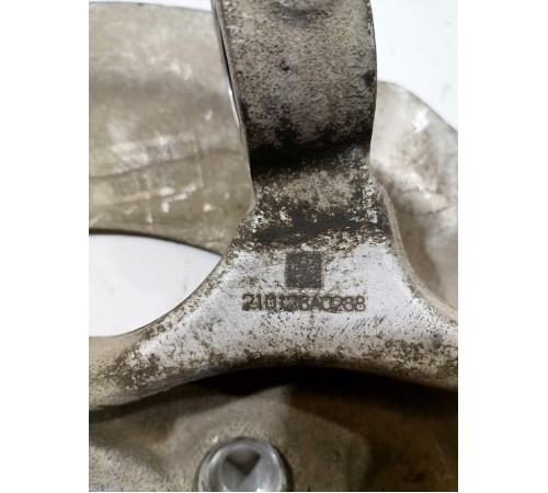 Кулак поворотный передний левый