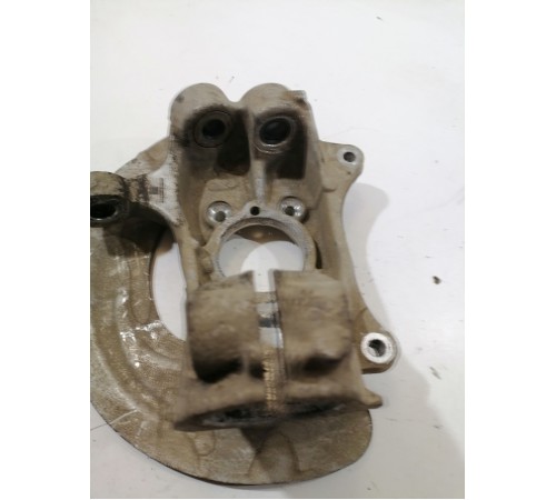 Кулак поворотный передний левый