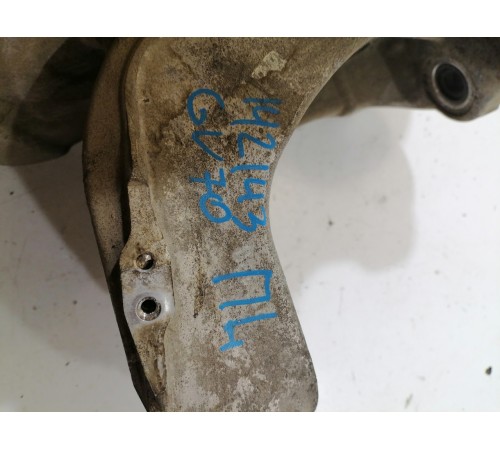 Кулак поворотный передний левый