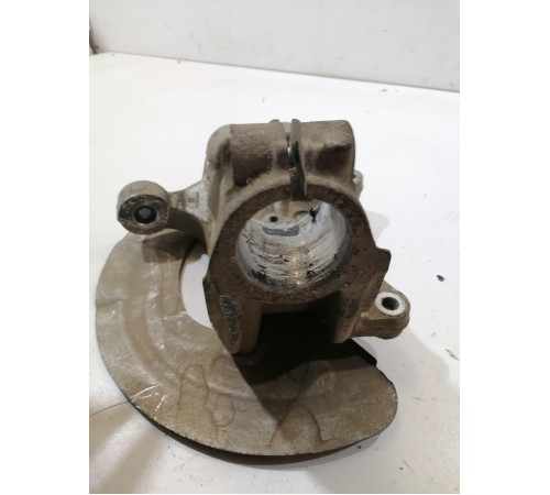 Кулак поворотный передний левый