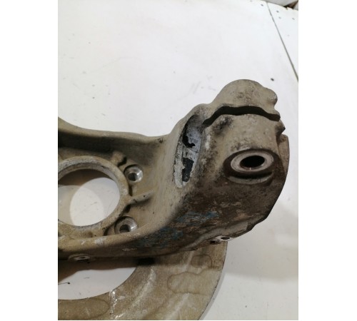 Кулак поворотный передний левый