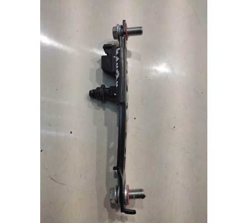 крепление регулировки ремня безопасности (переднее левое)