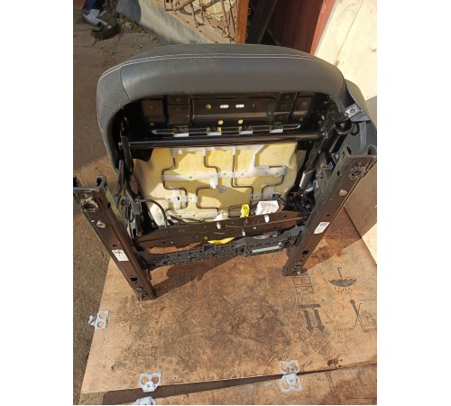 Сиденье переднее левое