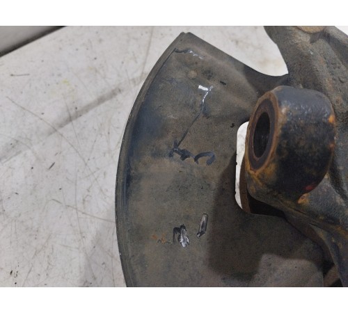 Кулак поворотный передний правый