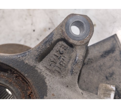 Кулак поворотный передний правый