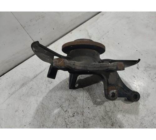 Кулак поворотный передний правый