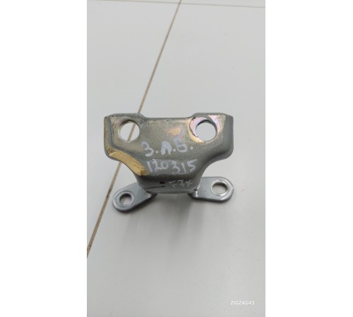 Петля двери задняя левая верхняя