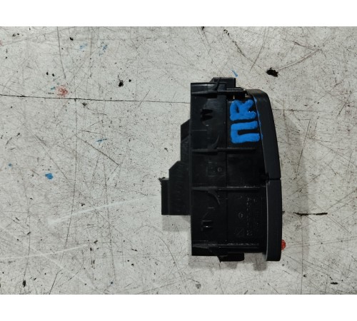 Кнопка центрального замка (передняя, левая)