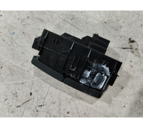 Кнопка центрального замка (передняя, левая)