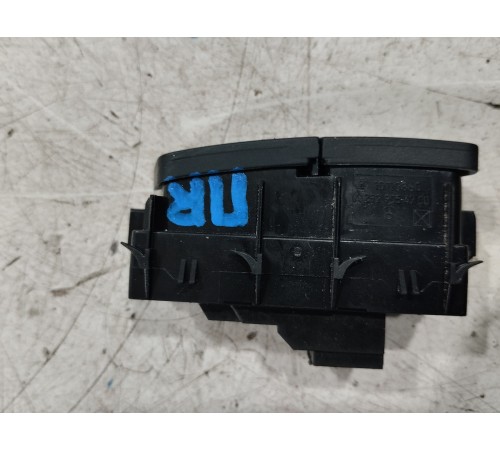 Кнопка центрального замка (передняя, левая)