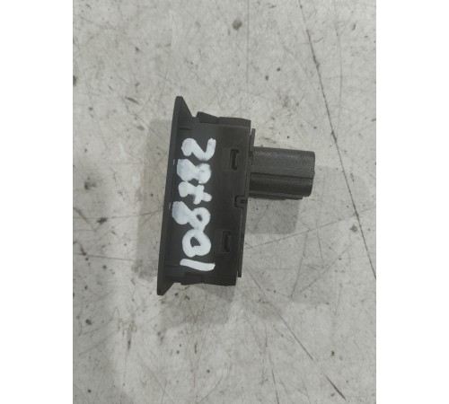 Кнопка закрывания крышки багажника