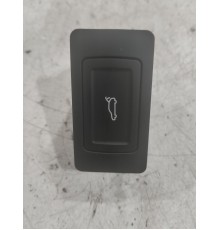 Кнопка закрывания крышки багажника