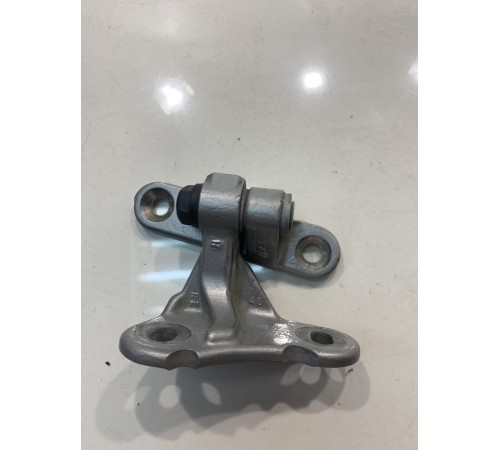 Петля двери (передняя, правая, верхняя)