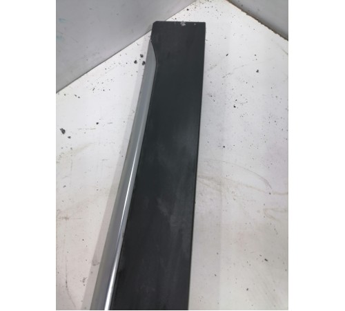 Молдинг двери передний правый