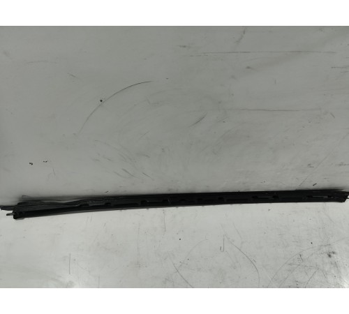 Молдинг лобового стекла левый