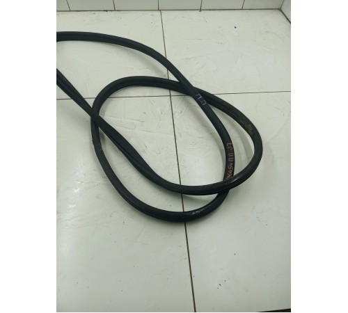 Уплотнитель двери передний правый 