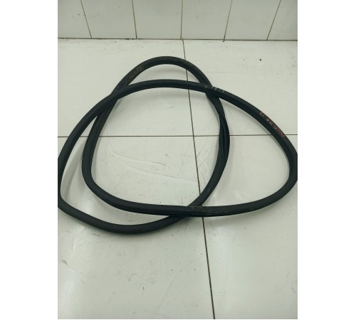 Уплотнитель двери передний правый 