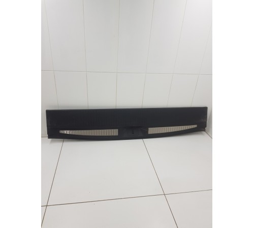 Обшивка багажника кожух замка