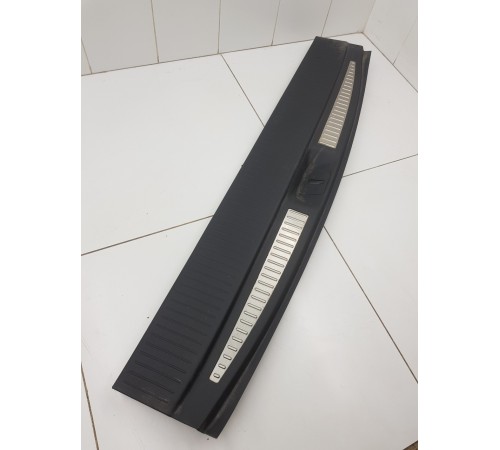 Обшивка багажника кожух замка