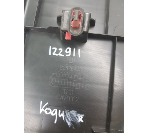 Обшивка багажника кожух замка