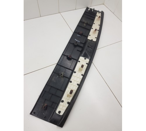 Обшивка багажника кожух замка