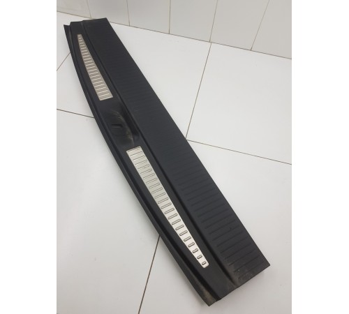 Обшивка багажника кожух замка