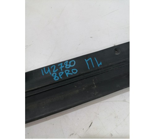 Уплотнитель двери передний левый