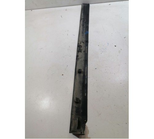 Уплотнитель двери передний левый