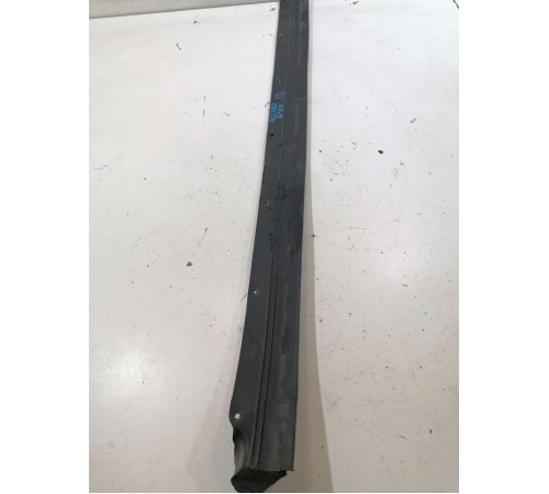 Уплотнитель двери передний левый