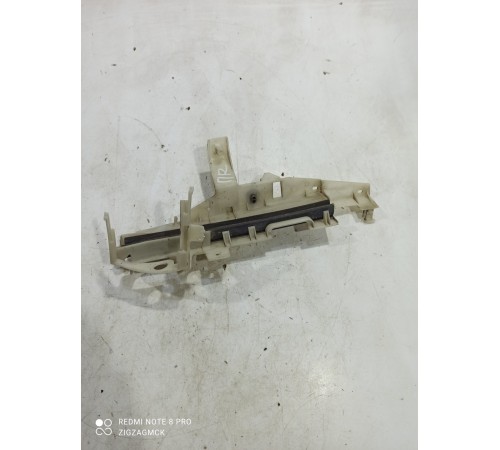 Кронштейн ручки двери передний правый