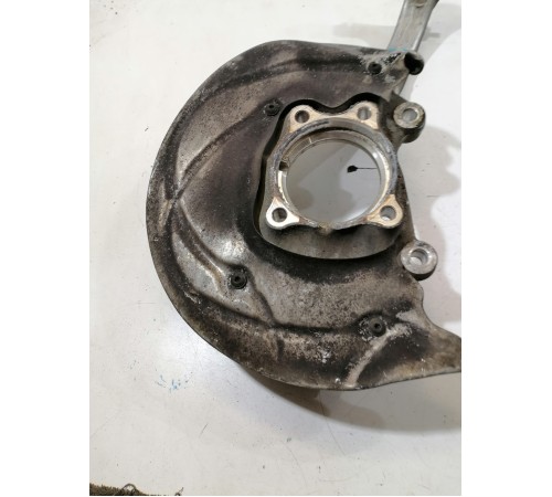 Кулак поворотный передний левый