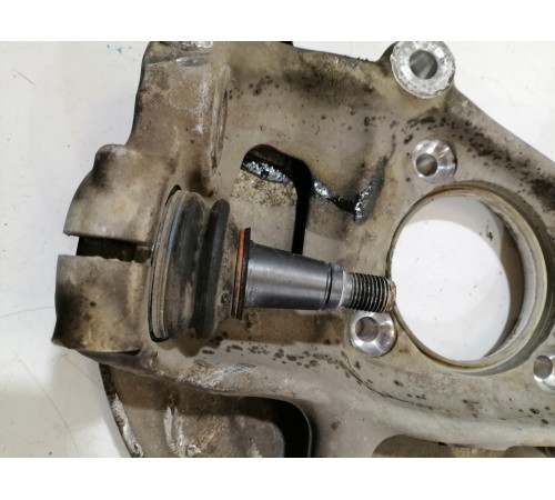 Кулак поворотный передний левый