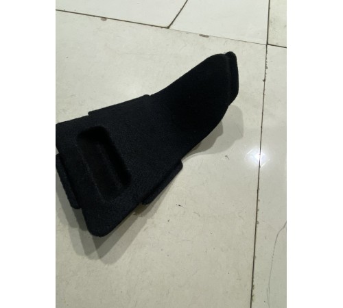 Накладка обшивки багажника левая