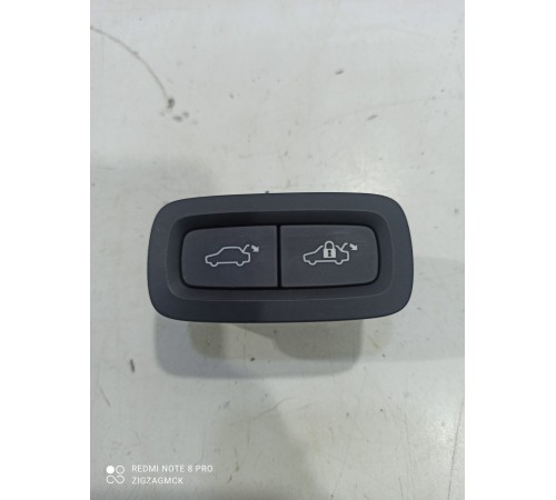 Кнопка открывания багажника