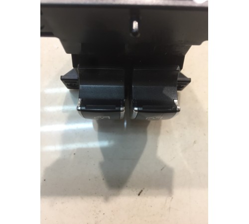 Кнопка стеклоподъемника (задняя, правая)