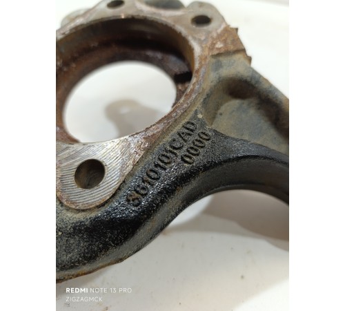 Кулак поворотный передний левый