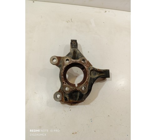 Кулак поворотный передний левый