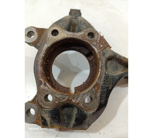 Кулак поворотный передний левый