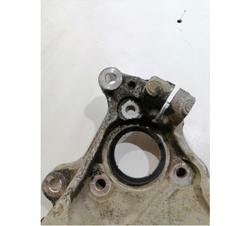 Кулак поворотный передний левый