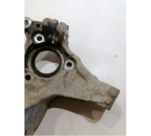 Кулак поворотный передний левый