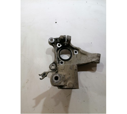 Кулак поворотный передний левый