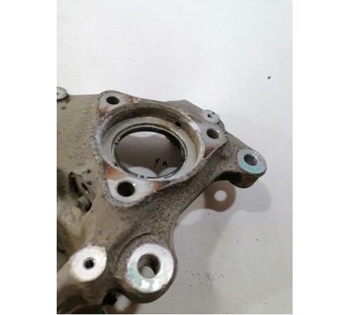 Кулак поворотный передний левый