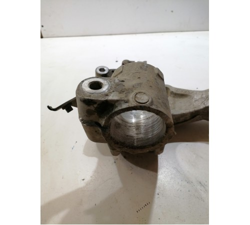 Кулак поворотный передний левый