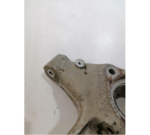 Кулак поворотный передний левый