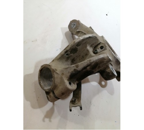 Кулак поворотный передний левый