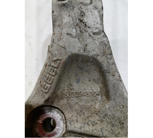 Кулак поворотный передний левый